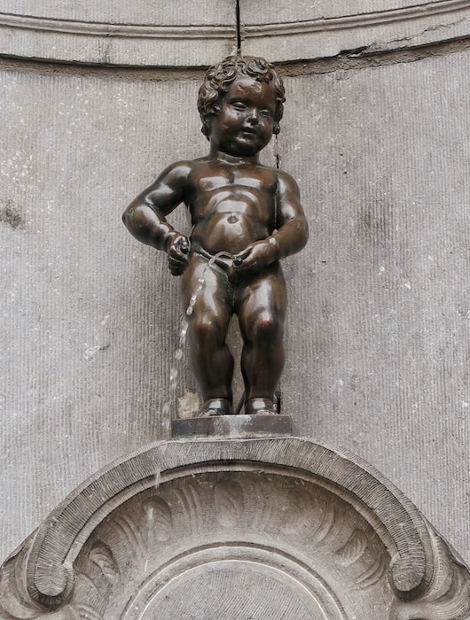 Image of the famous little urinating statue in Brussels
