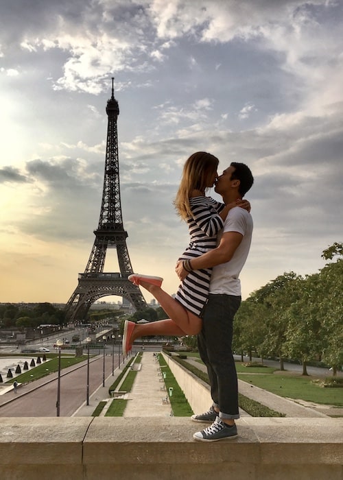 Jeff and Zuzi kiss in front of the Eiffel Tower in Paris