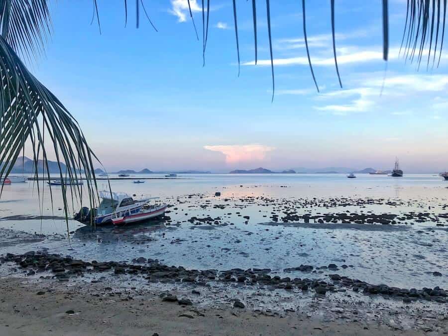 Image of a boat on the beach in Labuan Bajo on Christmas morning