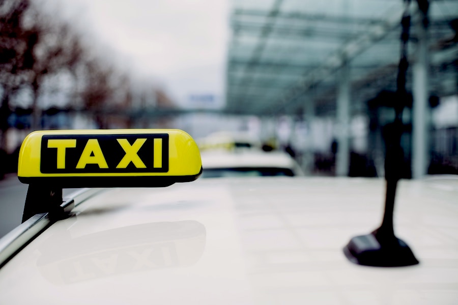 Image of a generic taxi sign on top of a taxi