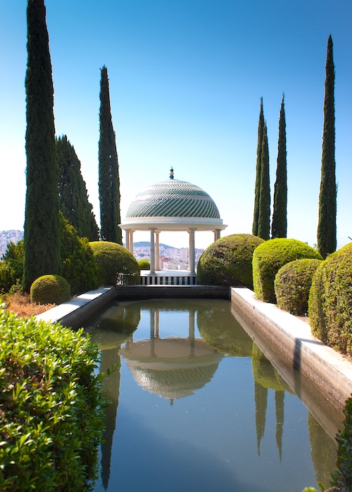 Image of a dome shelter in front of a pond at Jardin Botanico in Malaga