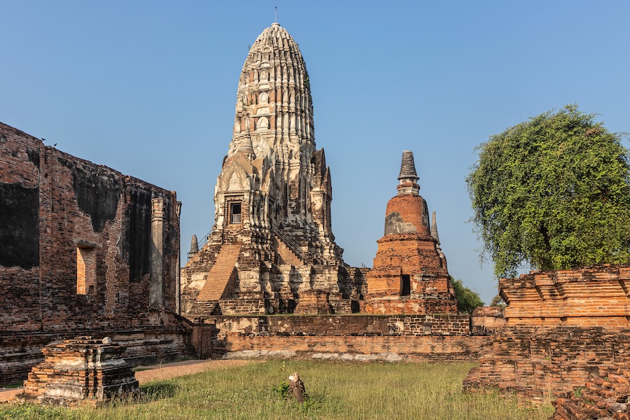 View of the central prang and surrounding ruins at Wat Ratchaburana in Ayutthaya Historical Park, a key stop on a day trip to Ayutthaya from Bangkok.