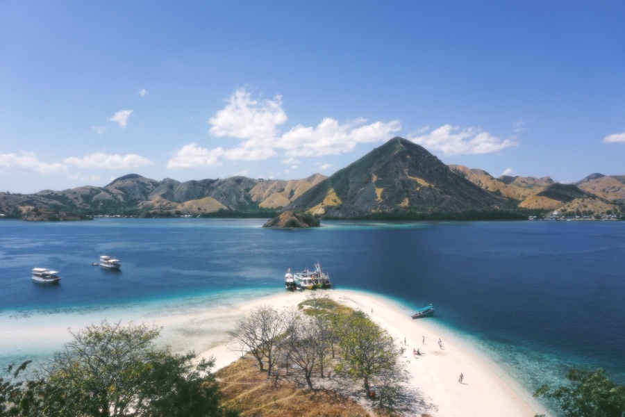 View over the white sand beach and clear blue water at Kelor Island